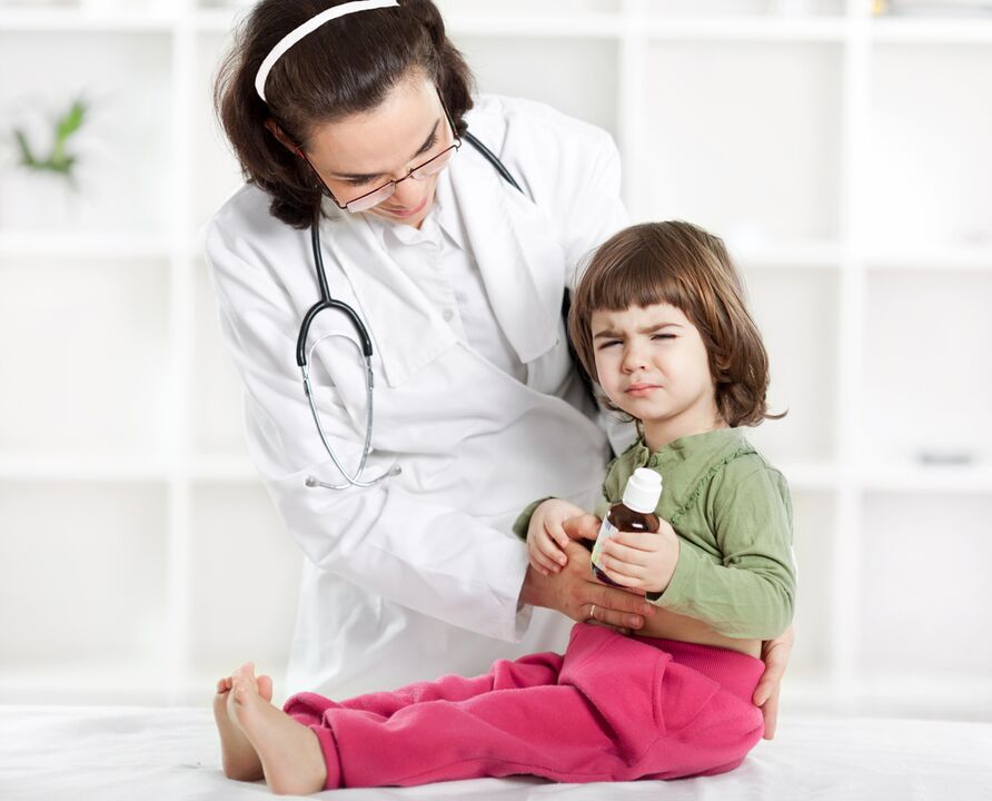лекарят преглежда детето за симптоми на глисти