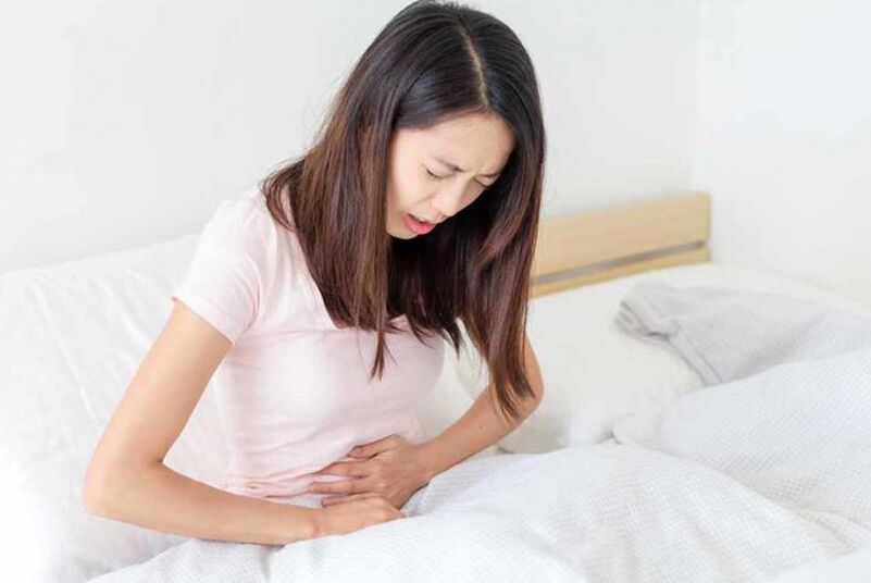 Болката в корема е често срещан симптом на инфекция с червеи. 